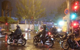 Đang nóng như đổ lửa, Sài Gòn bất ngờ có cơn mưa "giải nhiệt"